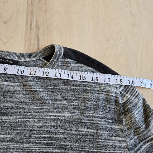 Banana Republic Men's Grey and Black Crewneck Sweater - Picture 8 of 10